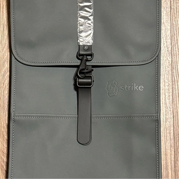 🔥🔥🔥Rains Black Minimalist Backpack🔥🔥🔥 - Picture 2 of 13